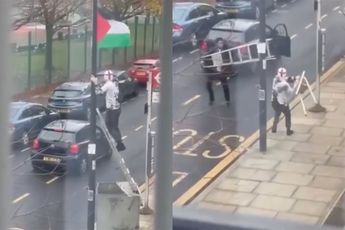 Iemand in Londen wil Palestijnse vlag weghalen, iemand anders haalt zijn ladder weg