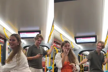 Meisje legt in een tram vast hoe een wildvreemde verliefd wordt op haar beste vriendin
