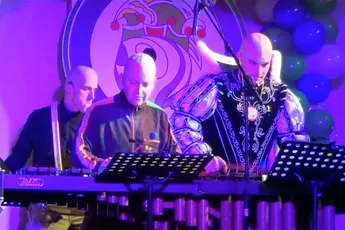 Omdat je af en toe lekker wil stampen: Happy Hardcore Medley van Percussiegroep