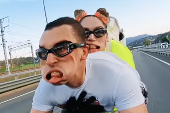 Waaghalzen zonder helm gaan keihard op hun bikes