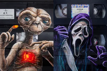 Wesley voorziet oude VHS banden van hele coole kunst