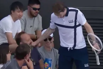 Tennisser Alexandr Boeblik belandt bij poging bal binnen te houden in publiek en pikt chips