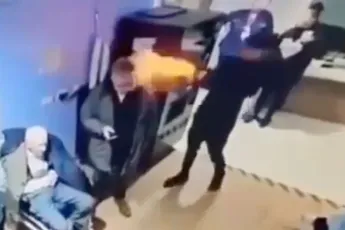 17-jarige knul schiet vlammen af op patiënten om zo de wachttijd te verkorten