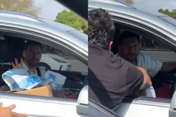 Lionel Messi krabbelt even op het shirt van een fan in Miami