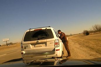 Angstaanjagend moment voor politieman uit Oklahoma tijdens verkeerscontrole