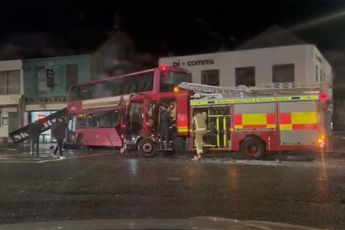 Auw! Brandweerwagen en dubbeldekker botsen op elkaar in Belfast