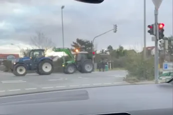 Duits boertje vergeet te remmen met zijn trekker