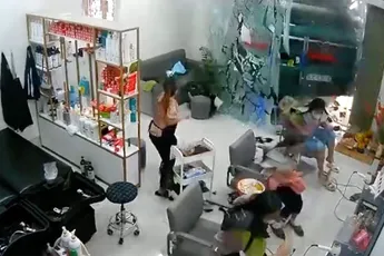 Fataal ongeluk in Vietnam waarbij vrachtwagen binnen komt rijden in schoonheidssalon
