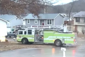 Ladderwagen in St. Louis verliest het van glad wegdek en klapt op geparkeerde auto