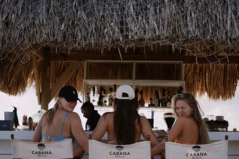 Marijn Kuipers en Lies Zhara maken iconische billenfoto op Curaçao