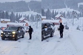 Porsche zit vast in de sneeuw tijdens Scandic Run