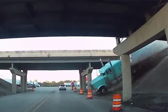 Trucker valt in slaap en neemt de verkeerde weg