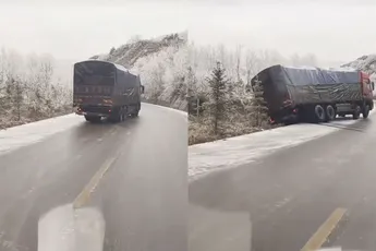 Weg is zo glad, dat vrachtwagen gaat glijden en op zijkant terecht komt