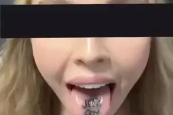 En meid, ben je blij met je nieuwe tatoeage?