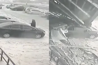 Dame heeft al het geluk van de wereld wanneer een dak op haar auto waait in Barnaul