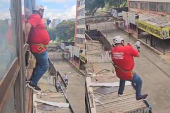 Braziliaanse brandweerman test niet zo'n hele goede kabelbaan