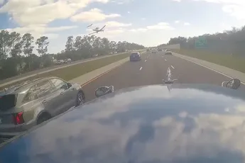 Beelden opgedoken van noodlanding vliegtuigje op snelweg in Florida