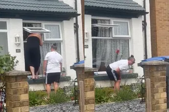 Oeps! Sleutel vergeten, daarna geeft vrouw per ongeluk pikant showtje voor de buurt