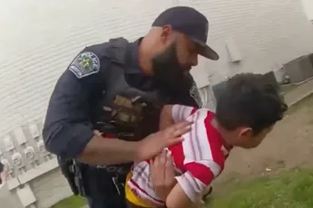 Politie redt ventje van 4 die stikte in Texas
