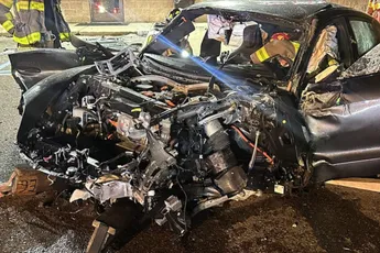 Porsche Taycan onguur afgeschreven bij winkelcentrum in Ann Arbor, Michigan