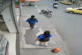 Aanrijding tussen taxi en motor verloopt nogal chaotisch in Bogotá