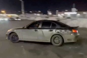 Typische BMW-rijder parkeert na te driften op een plek die daar helemaal niet voor bedoeld is