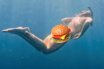 Tijdens het snorkelen met Jutta Leerdam ga je niet naar vissen kijken