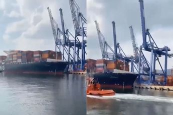 Containerschip tikt drie kranen om in Turkse havenstad Kocaeli