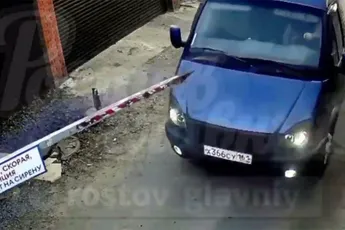 Afgeleid door mobiele telefoon: Balen! Zomaar een dikke slagboom door je voorruit