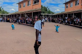 Boss Chapazi, de Lil Kleine van Zambia, geeft een fantastisch optreden