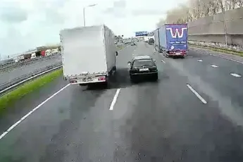 Heftig ongeluk op de A15 werd veroorzaakt door stilstaande auto midden op de weg