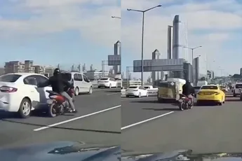 Instant Karma voor motorrijder die een spiegel van een auto slaat