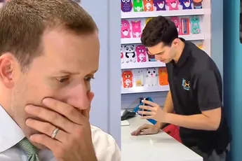 Meneer de telefoonreparateur, er komt een raar geluid uit mijn telefoon