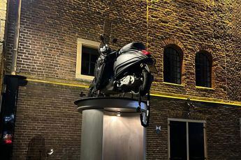 Uitkijken waar je scooter parkeert in Alkmaar, dat weten twee dames nu ook