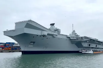 Varen langs het Britse vliegdekschip de HMS Prince of Wales
