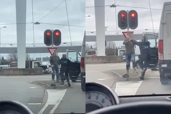 Volwassen mensen vechten meningsverschil uit bij verkeerslicht in Eindhoven
