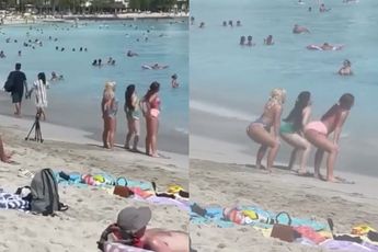 Dansende dames trekken zich niets aan van de overige aanwezigen op Waikiki Beach