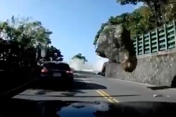 Dashcam legt rollende rotsblokken vast op Taiwanese snelweg tijdens aardbeving
