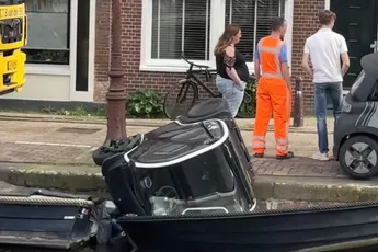 Meid parkeert haar Biro zeer onhandig in Amsterdam