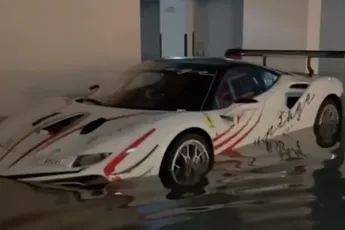 Noodweer in Dubai niet fijn voor een Ferrari 488 Challenge EVO