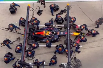 Red Bull Racing dubbele pitstop tijdens Chinese GP gezien van bovenaf