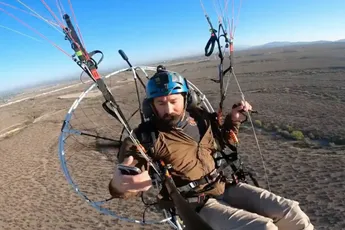 Paramotorvlieger legt zijn bijna fatale crash vast uit verschillende hoeken
