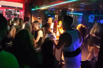 Apart wedstrijdje: keihard op je smoel geslagen worden in een kroeg