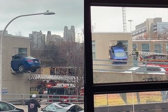 Beelden auto in gebouw gaan viraal, blijkt opname voor serie Chicago Fire
