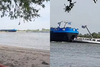 Binnenvaartschepen geven elkaar een frontale kus op de Waal