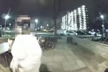 De buurvrouw vind je feestje niet leuk en belt boos aan