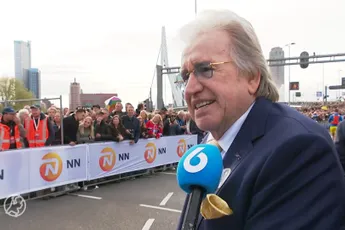 Emotionele Lee Towers zingt laatste keer 'You'll Never Walk Alone' bij marathon Rotterdam