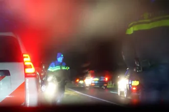 Politie op Ameland wist al dat Sunneklaas-pottenkijkers klappen zouden krijgen, maar keek andere kant op