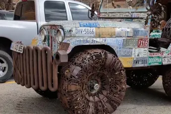 Jeep gemaakt van oud ijzer en kentekenplaten heeft toch wel wat