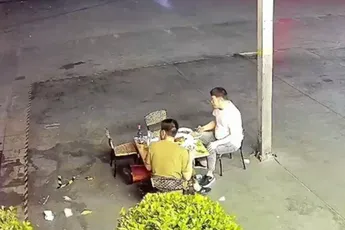 En zo maakte de wind een eind aan een avondje doorzakken in Zhengzhou